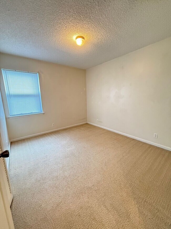 Building Photo - 150 Lakemont Dr