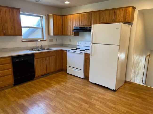 Building Photo - 732 Meadow Park Dr