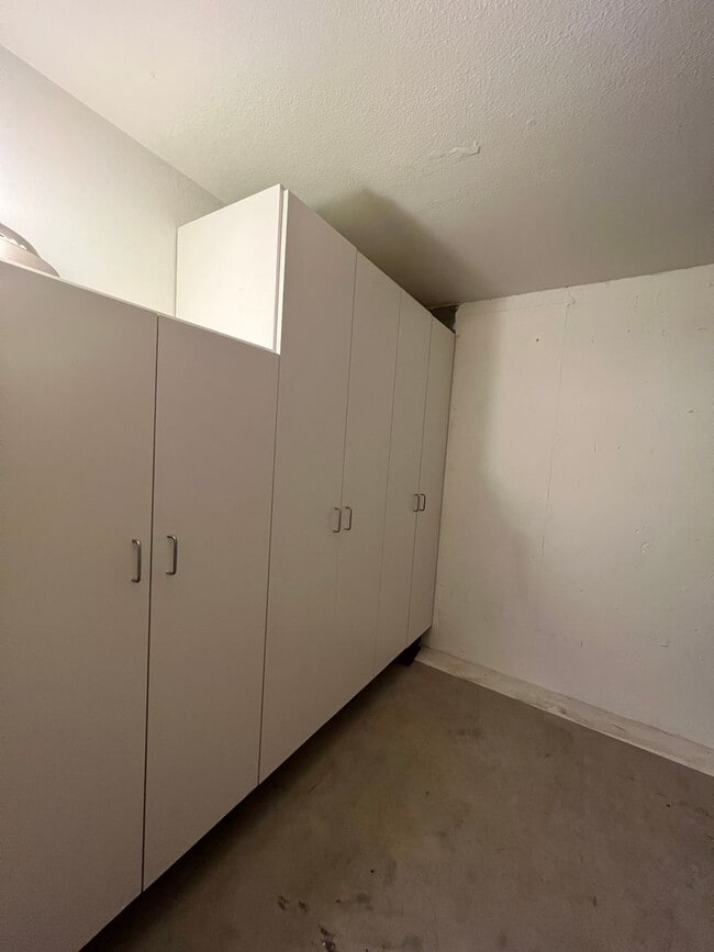 Building Photo - AUGUST RENT FREE with LIMITED SHOWINGS AVAILABLE on July 25th! - Gorgeous Townhome Style Condomin...