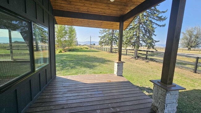 Building Photo - Newly remodeled fully furnished house coun...