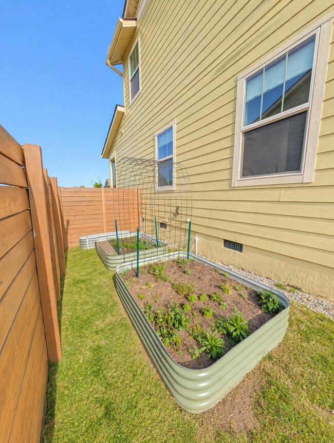 Building Photo - Lovely Weaverville Rental w/ bonus space