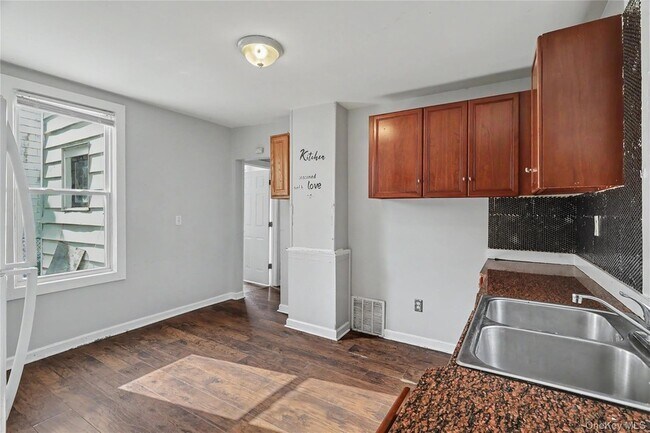 Building Photo - 39 Spruce St