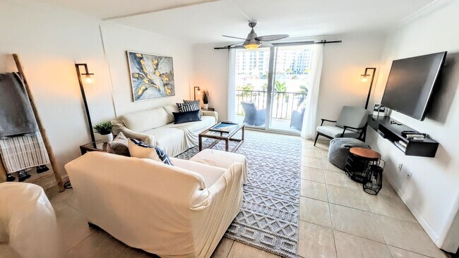 Building Photo - High end condo on waterfront downtown Sarasota!