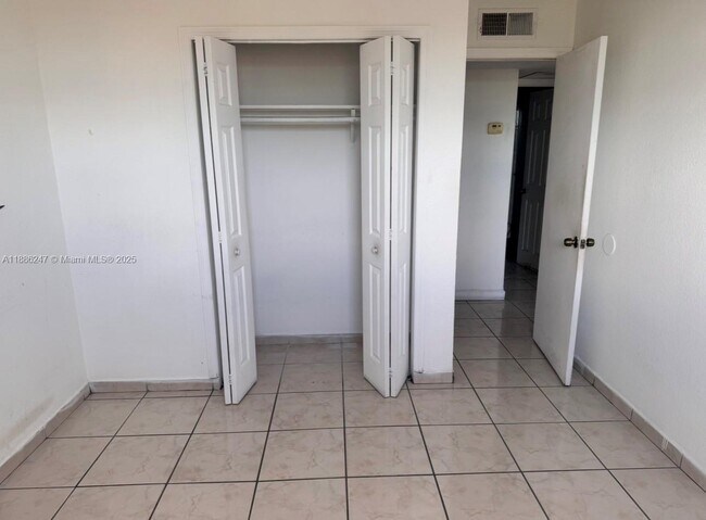 Building Photo - 606 W 81st St