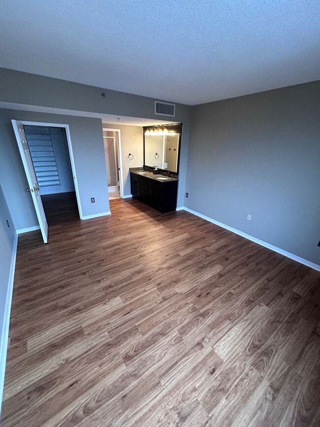 Building Photo - 107 Campau Cir NW