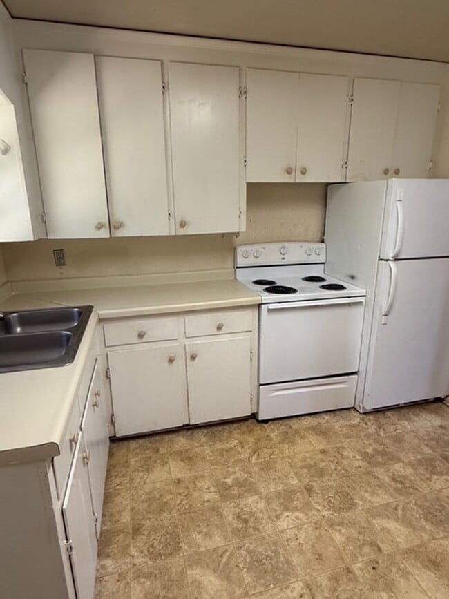 Building Photo - 10-12 Milledge Ct