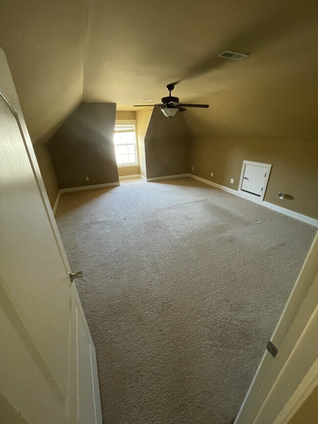 Building Photo - 426 Creekview Dr