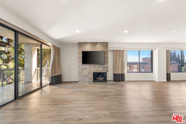 Building Photo - 4460 Wilshire Blvd