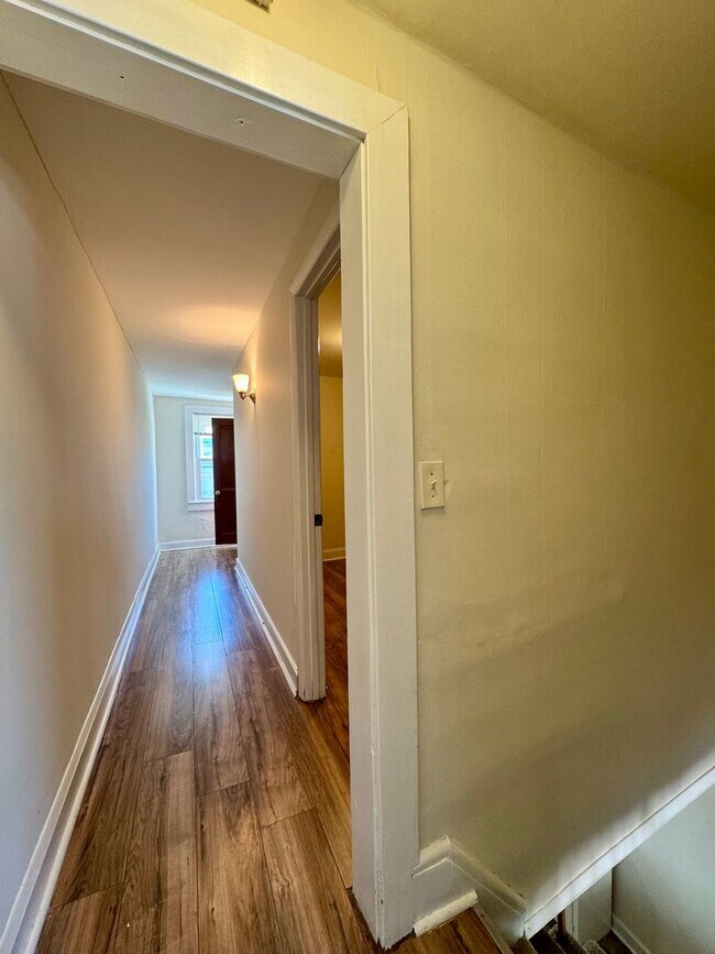 Building Photo - Charming 2 Bedroom/1 Bathroom Townhome in Ellwood Park–Monument neighborhood!