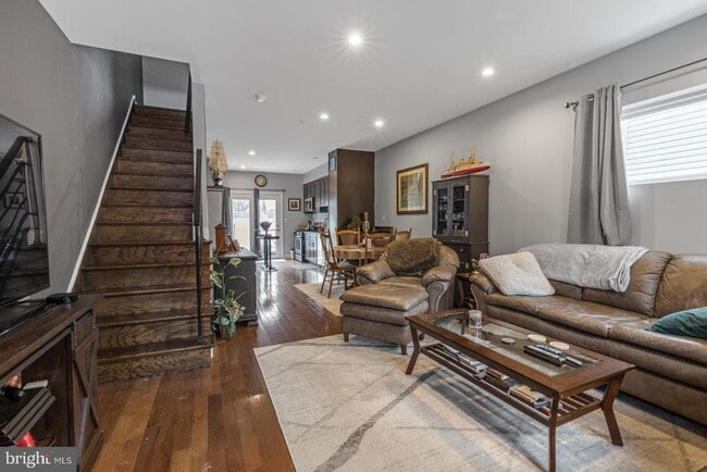 Building Photo - 2524 Sepviva St