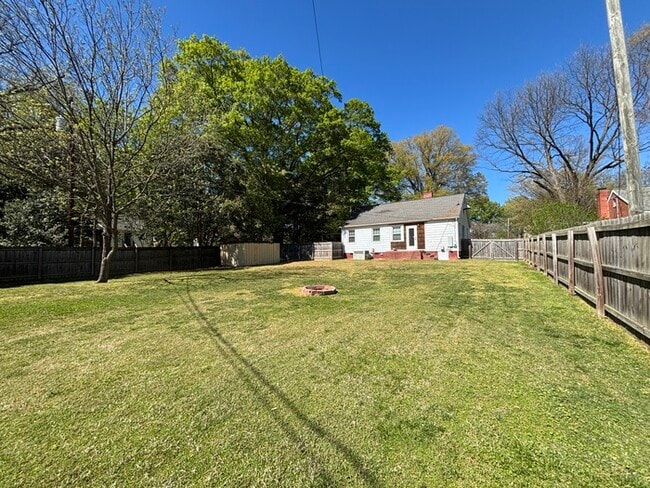 Building Photo - 2 Bedroom charming bungalow in desirable Oakhurst