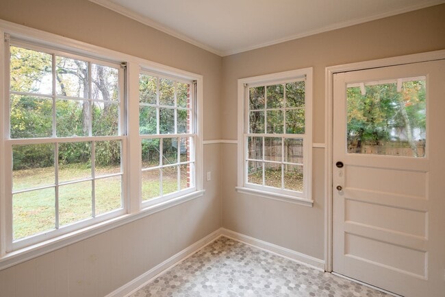 Building Photo - 3 Bedroom Rental in Midtown Tyler!