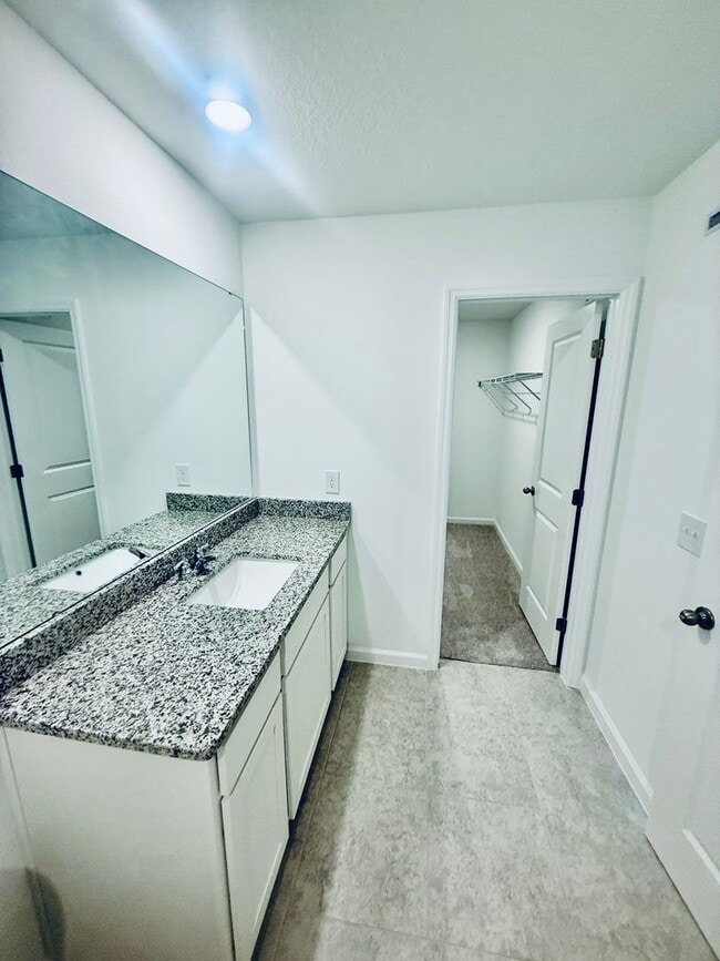 Building Photo - 3 Bed, 2.5 Bath, Corner Unit Townhome