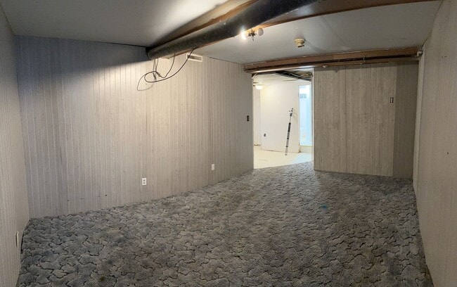 Building Photo - 1930s home with updates in quiet neighborhood