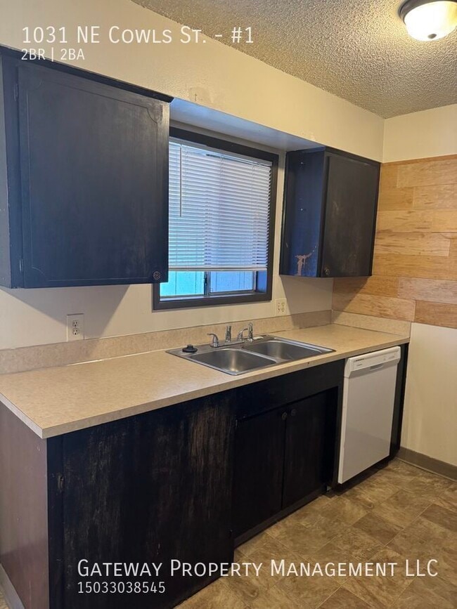 Building Photo - 1031 NE Cowls St