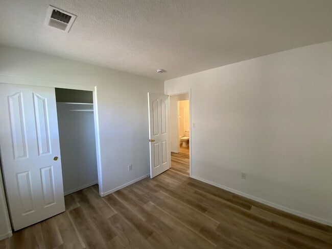 Building Photo - 3 Bedroom Single Story Home Available Near...