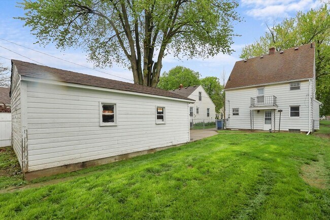 Building Photo - 446 W Capistrano Ave