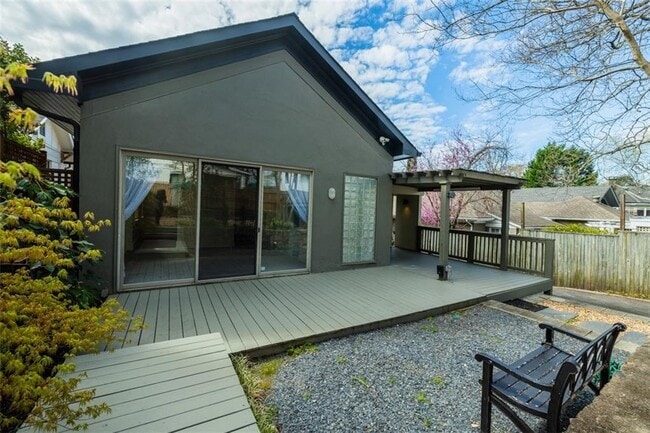 Building Photo - 620 Park Dr NE