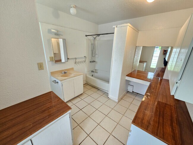 Building Photo - 3 Bed / 2 Bath Single-Family Attached Home...