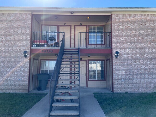 Building Photo - 1606 Dugger Cir