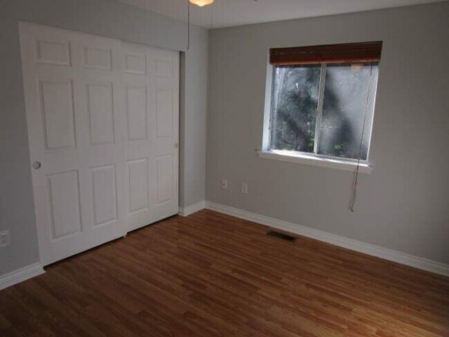 Building Photo - 4 Bedroom, 2.5 Bathroom Artondale area home