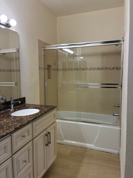 Building Photo - 10 Coralino