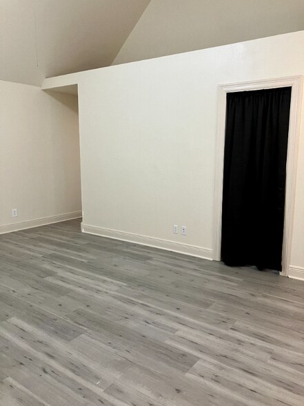 Building Photo - 910 Perry Ln