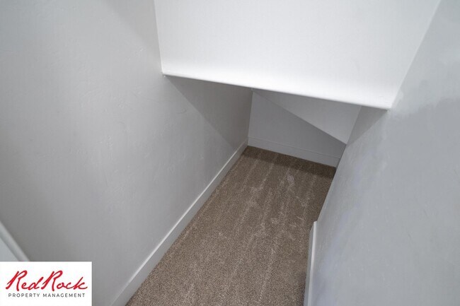 Building Photo - Pet friendly 3 Bedroom Townhome in Washington!