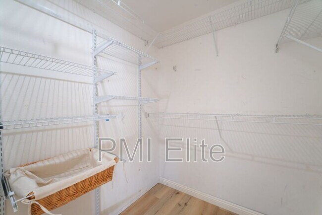 Building Photo - 27879 Skycrest Cir Dr