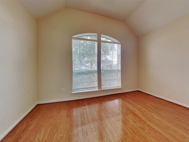 Building Photo - 3009 Fallbrook Ct