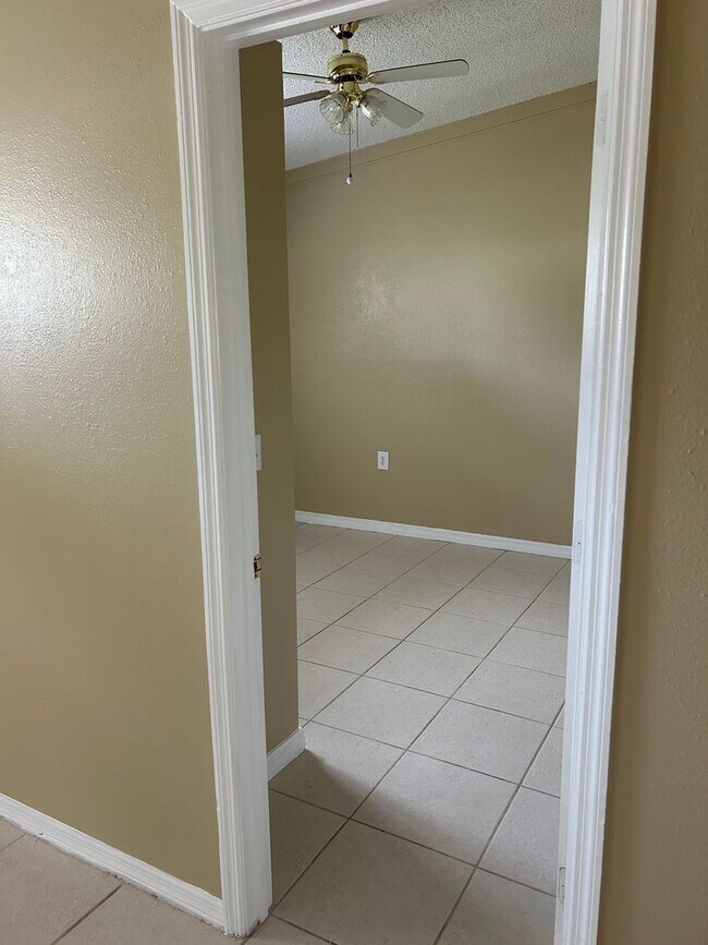 Building Photo - JUST LISTED -5 BEDROOM + BONUS ROOM - DELTONA NO PETS ALLOWED