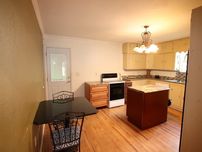 Building Photo - 1190 Alred St
