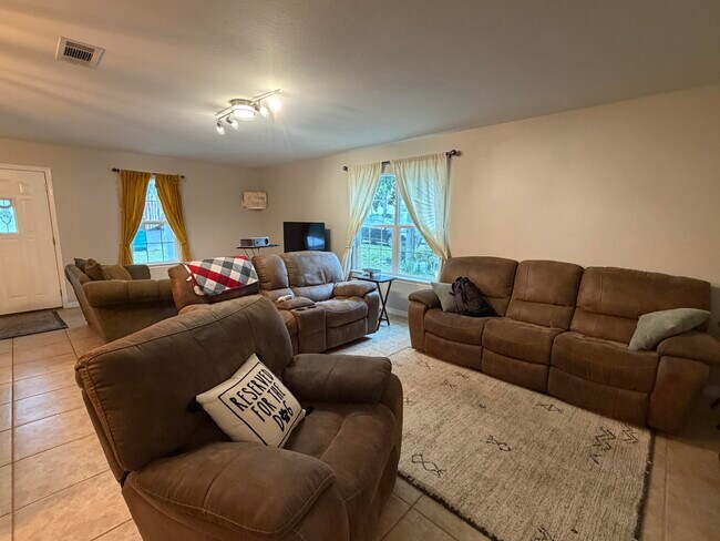 Building Photo - 138 Adams St