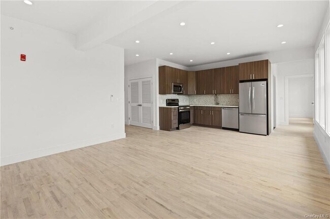 Building Photo - 385 Kear St