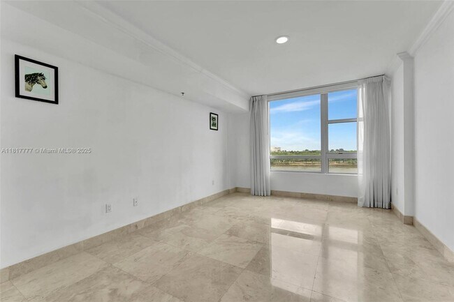 Building Photo - 2641 N Flamingo Rd