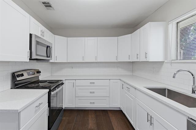 Building Photo - 2204 Dunloe Ave