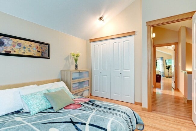 Building Photo - Immaculate Townhome with Private Patio!