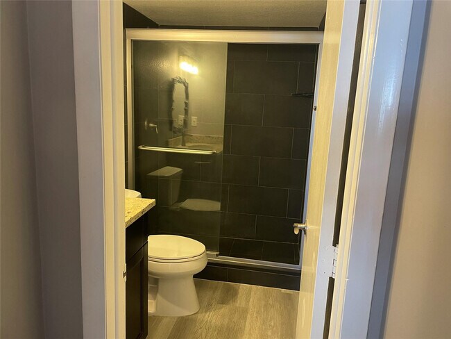 Building Photo - 400 N Riverside Dr