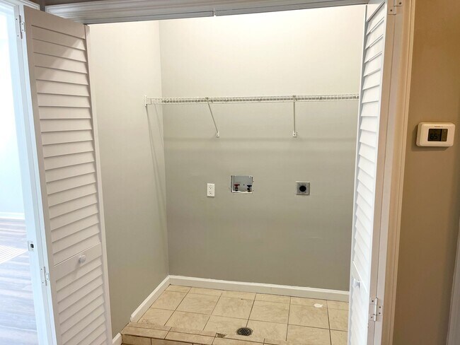 Building Photo - Welcome to this stunning 3-bedroom, 3-bathroom townhome located in the vibrant city of Atlanta, GA.