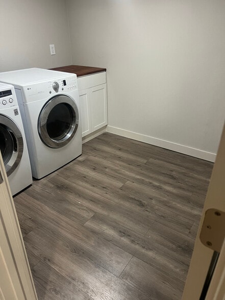 Building Photo - 1885 Staples Rd