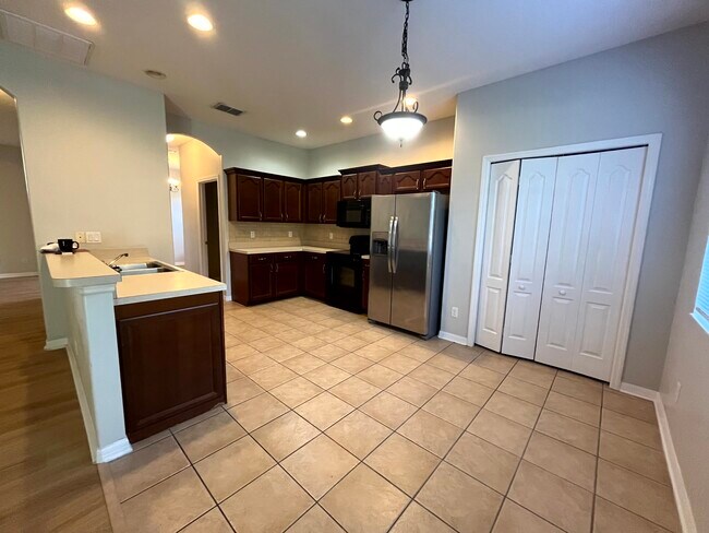Building Photo - 7843 Foxgrove Dr