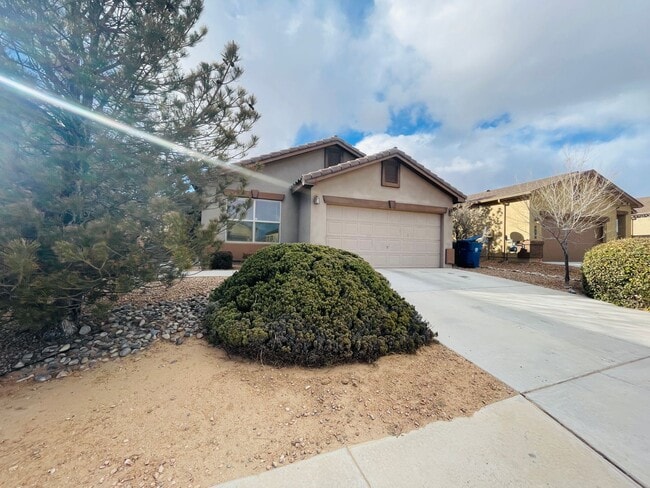 Building Photo - 4 bed 2 bath home in Huning Ranch.