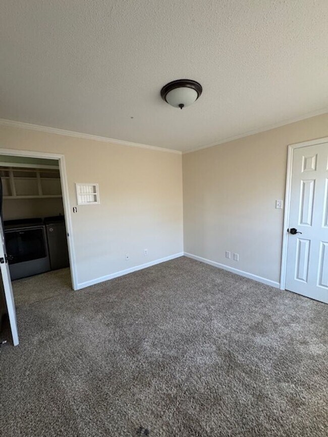 Building Photo - 404 Todd Dr