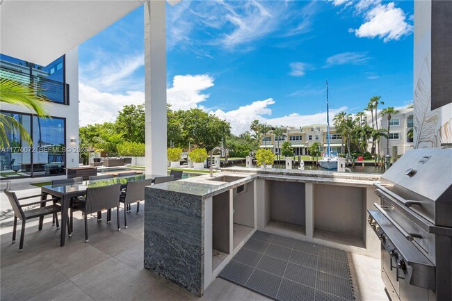 Building Photo - 1400 Bayview Dr