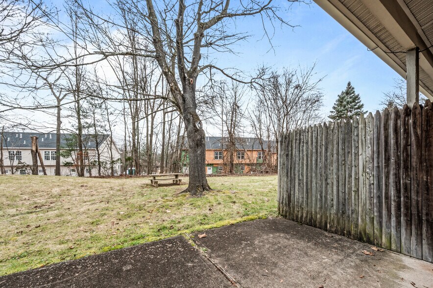 Building Photo - 343 Oakland St