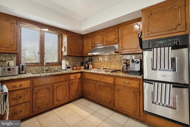 Building Photo - 1530 Briar Hill Rd