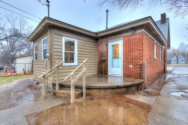 Building Photo - Charming 3-bedroom, 1-bathroom house - Available now!