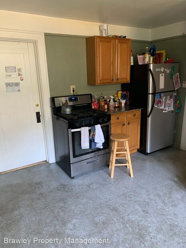 Building Photo - 5 br, 2.5 bath House - 114 E. 1st St