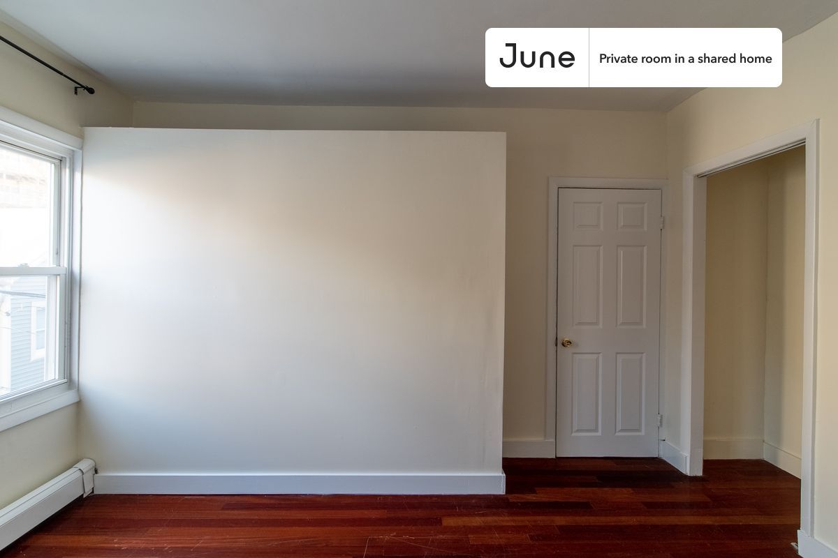 Building Photo - Private bedroom in 5 bed/2 bath Home