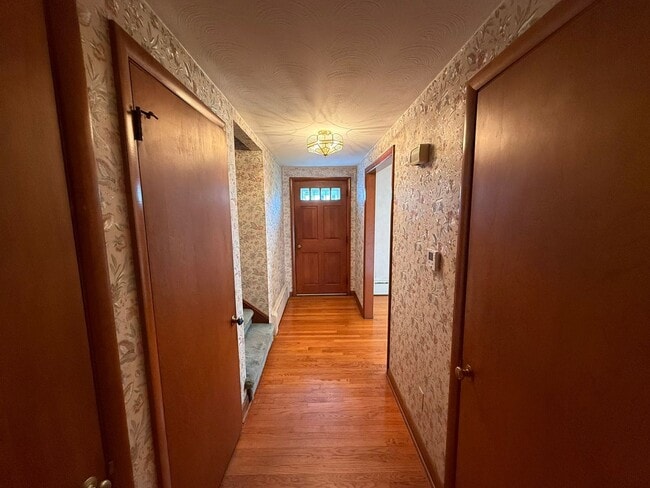 Building Photo - Beautiful 3 Bed, 1 Bath Single Family for Rent in Broad Brook!